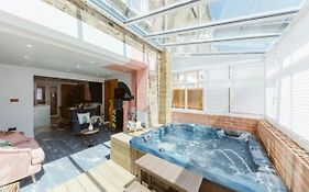 Jacuzzi-Cinema-Tower Bridge